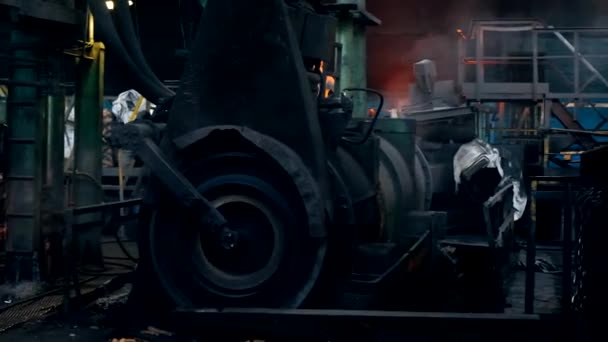 鋳造所での鉄管遠心パイプ鋳造機 — ストック動画