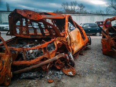 Yangın ve enkazdan sonra tamamen yanmış bir araba..