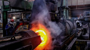 Dökümhanede demir boru santrifüj boru döküm makinesi.