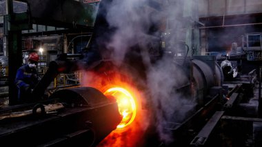 Dökümhanede demir boru santrifüj boru döküm makinesi.