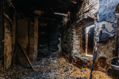 Yangından sonra eski tarihi konağın içi.