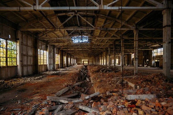 Abandonado Arruinado Grande Salão Industrial Com Lixo Espera Demolição — Fotografia de Stock