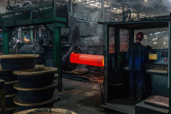 Cnc付き鋼管遠心パイプ鋳造機の労働者 — ストック写真