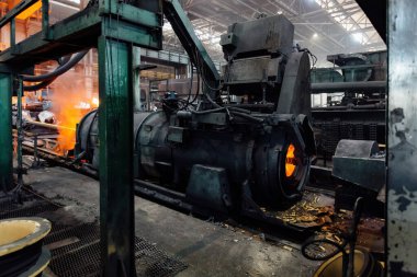 Dökümhanede demir boru santrifüj boru döküm makinesi.