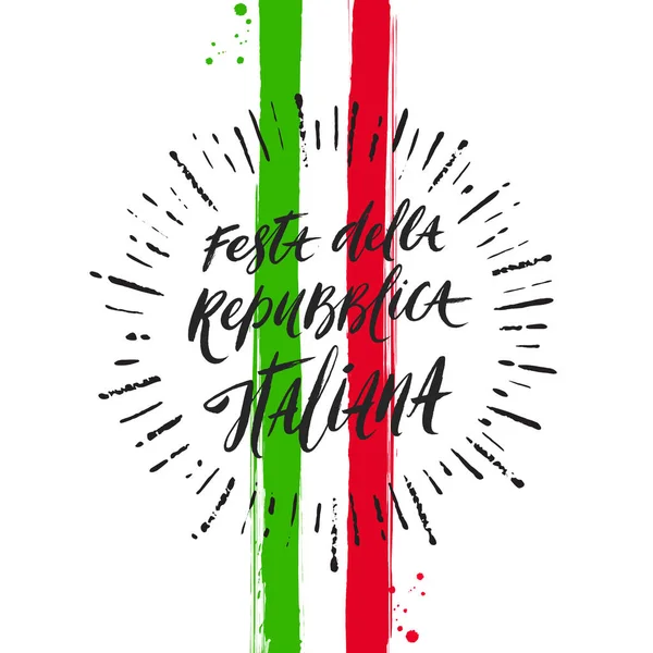 Olasz Köztársaság nap kézzel rajzolt vektor illusztráció. Kefe betűk köszöntő Sunburst sugárzás és ecsetvonások a színe az olasz nemzeti zászló. — Stock Vector