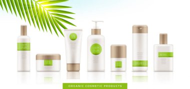 Beyaz arka planda bambu kapaklı beyaz organik kozmetik paketler. Plastik kaplar - tüpler, şişeler, şampuan için kavanozlar, vücut losyonu, krem, süt, jöle, parfüm ve sabun. Vektör.