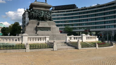 Sofia, Bulgaristan - 28 Mayıs 2018: Çar Liberator (Bulgaristan Osmanlı-Rus Savaşı sırasında Osmanlı yönetiminden kurtarılmış Rusya İmparator Alexander II) anıt önünde InterContinental Hotel Sofia, Bulgaristan
