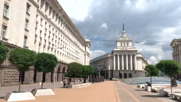 保加利亚索非亚 2018年5月28日 前共产党众议院 部长会议和在保加利亚索非亚独立广场的总统府建筑 — 图库视频影像