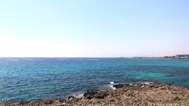 Mar Mediterráneo Cerca Playa Nissi Chipre — Vídeo de stock