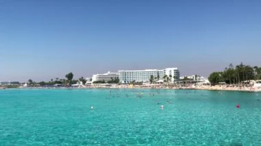 Ayia Napa, Kıbrıs - 25 Eylül 2018: Nissi Beach yakınındaki popüler tatil beldesi Ayia Napa Kıbrıs'ta gün rahatlatıcı