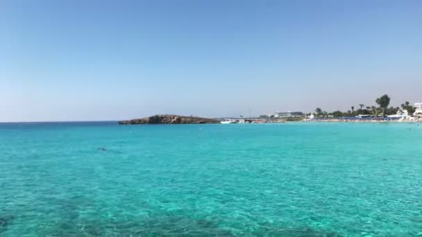 Ayia Napa Cyprus September 2018 Nissi Beach Het Beroemde Zandstrand — Stockvideo