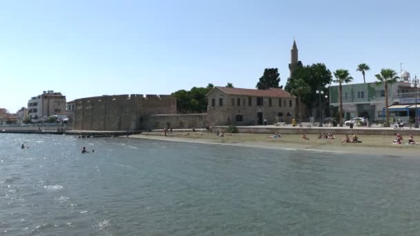 Larnaca Chipre Septiembre 2018 Playa Finikoudes Castillo Larnaca Mezquita Djami — Vídeos de Stock