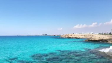 Ayia Napa, Kıbrıs - 26 Eylül 2018: Sahil yakınındaki popüler tatil beldesi Ayia Napa Kıbrıs'ta Akdeniz