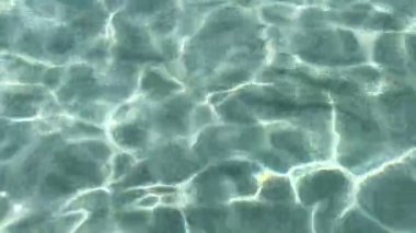 Kristal berraklığında Akdeniz deniz suyu