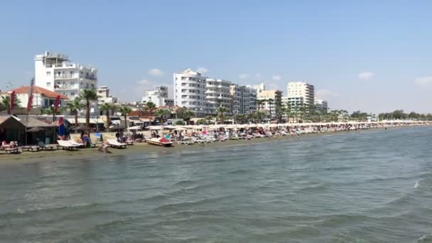 Larnaca Cyprus September 2018 Zonnige Dag Het Strand Van Finikoudes — Stockvideo