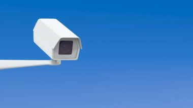 Mavi gökyüzüne, tavaya ve eğime karşı güvenlik kamerası