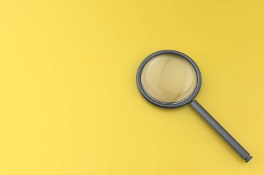 Sarı masadaki büyüteç.