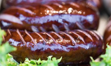 Kızarmış sosis ve sebze.