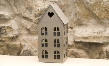 Tuğla arka planda minyatür çok katlı ev