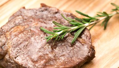 buharda pişmiş biftek sosu ile