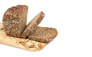 Mutfak tahtasında fındık ve yedi ile siyah ekmek