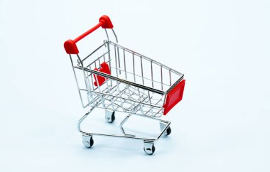 Mavi arka planda alışveriş arabası