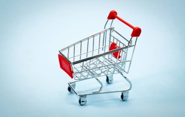 Mavi arka planda alışveriş arabası