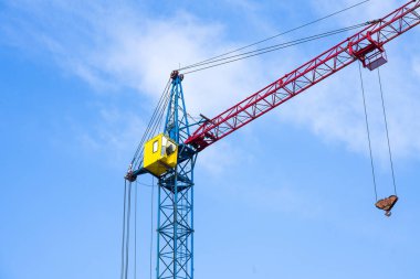 Gökyüzüne karşı inşaat vinci