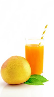 Beyaz arka planda greyfurt ve bir bardak meyve suyu.