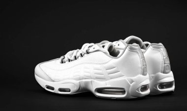 Siyah arkaplanda beyaz spor ayakkabılar