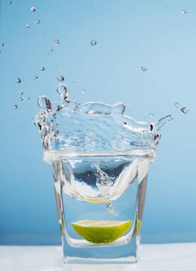 bir bardak su ile limon