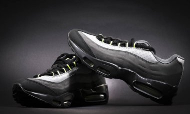 siyah arka plan üzerinde ayakkabı