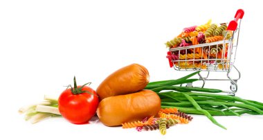   Beyaz arka planda renkli vermicelli, sosis, yeşil soğan ve domates.