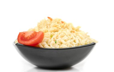 Siyah tabakta domatesli spagetti.