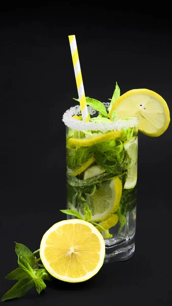 Mojito Czarnym Tle — Zdjęcie stockowe