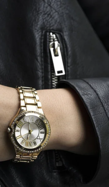革のジャケットを着た女性と腕に時計をつけて — ストック写真