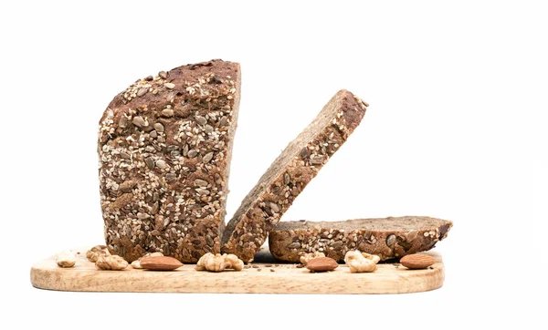 Schwarzbrot Mit Nüssen Und Sieben Auf Dem Küchentisch — Stockfoto