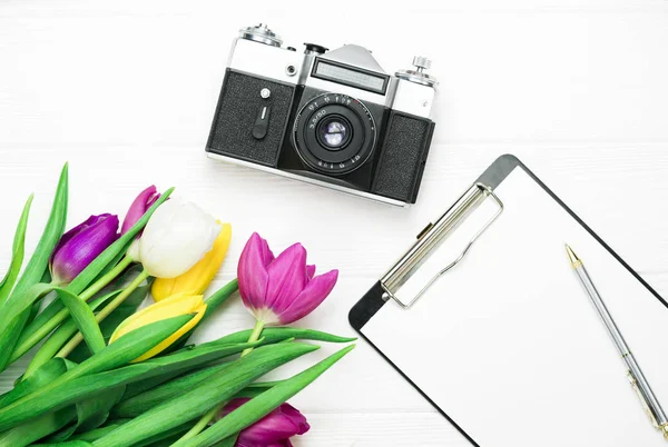 Bloemen Camera Een Witte Achtergrond — Stockfoto