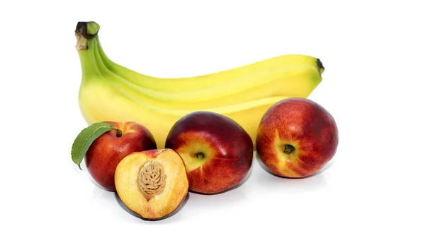 Bananen Perziken Een Witte Achtergrond — Stockfoto