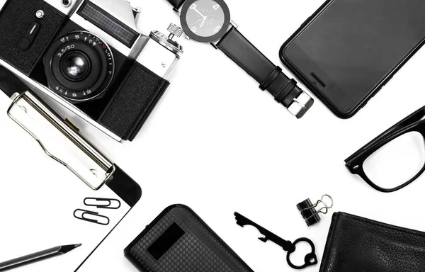 白い背景のカメラ 黒いメガネ 黒の時計 黒鉛筆 黒メモ帳 — ストック写真