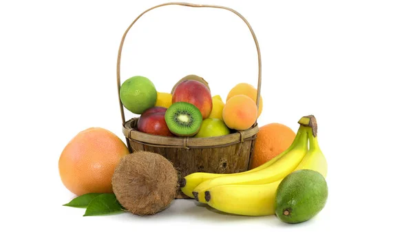Fruit Met Een Mandje Een Witte Achtergrond — Stockfoto
