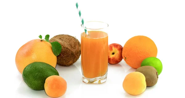 Obst Und Saft Auf Weißem Hintergrund — Stockfoto