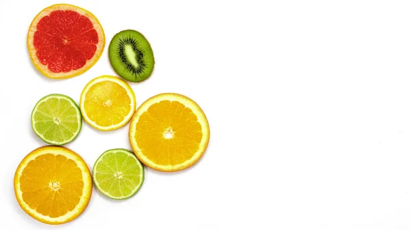 Bitar Apelsin Citron Kiwi Och Gråfrukt Och Lime Vit Bakgrund — Stockfoto