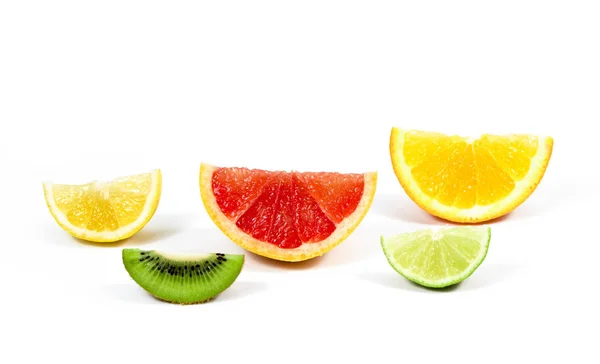 Skivor Apelsin Stor Frukt Kiwi Citron Lime Vit Bakgrund — Stockfoto