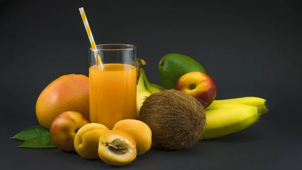 Obst Und Saft Auf Schwarzem Hintergrund — Stockfoto