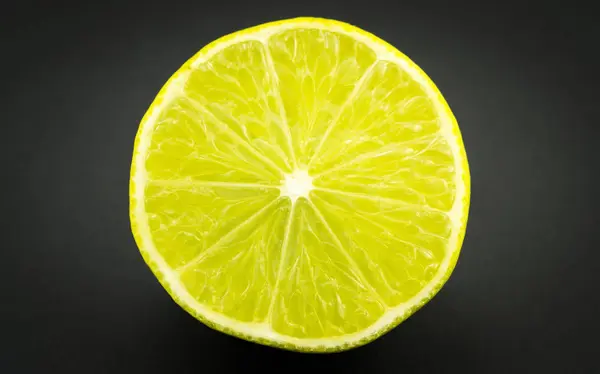 Halv Citron Svart Bakgrund — Stockfoto
