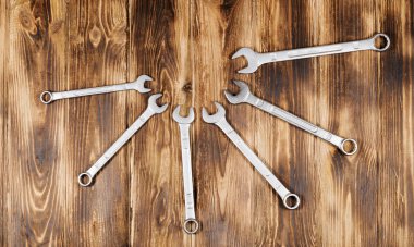 Ahşap arka plan üzerinde somun anahtarları