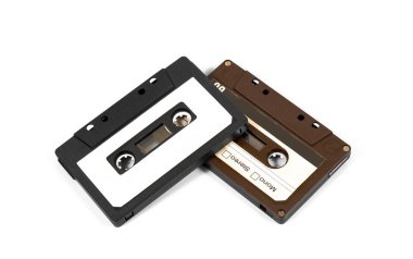 Beyaz bir arka plan üzerinde ses kasetleri