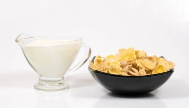 Mavi arka planda pullar ve süt