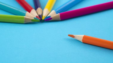 Mavi bir sırtüstü renkli kalemler